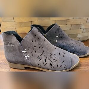 NWOT Coolway Made in Spain Gray Sandals Size EUR 40 or US Size 9